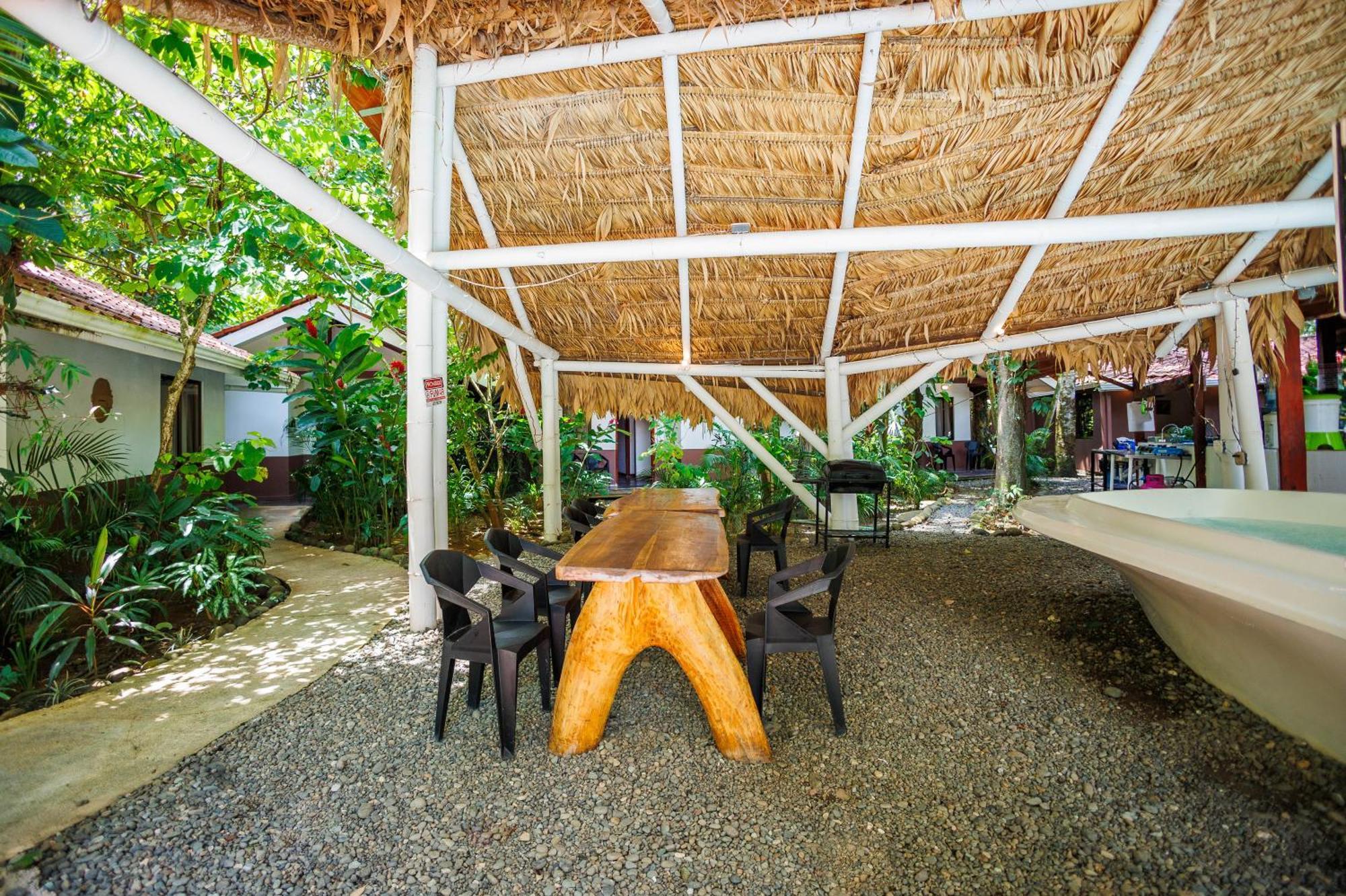 Готель Bambutel Cocles Puerto Viejo de Talamanca Екстер'єр фото
